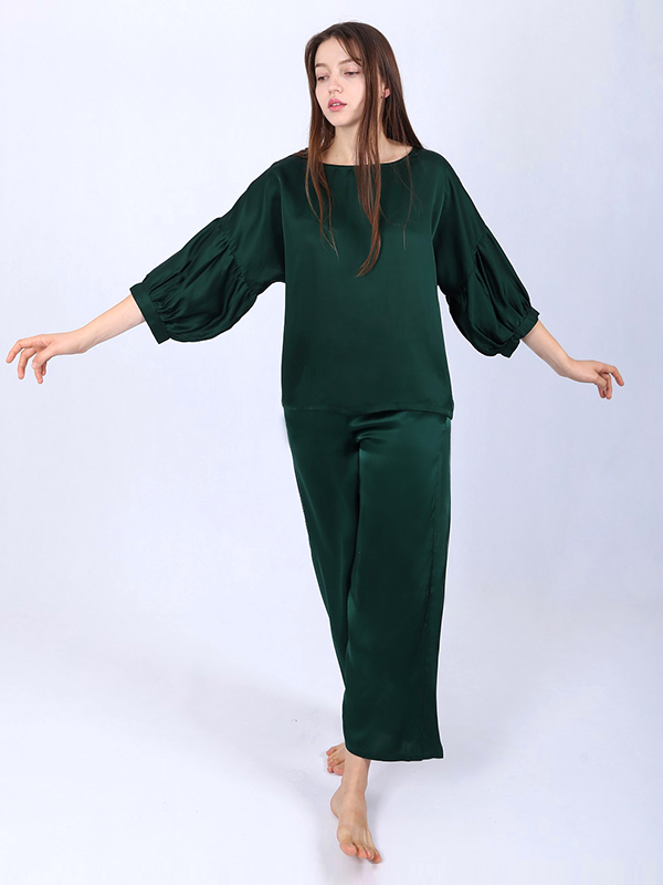 22 MOMME Pyjama en soie luxe en vert manches chauve-souris 1