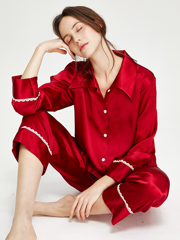 19 MOMME Pyjama en soie de style chemise avec poignets en dentelle Rouge 1