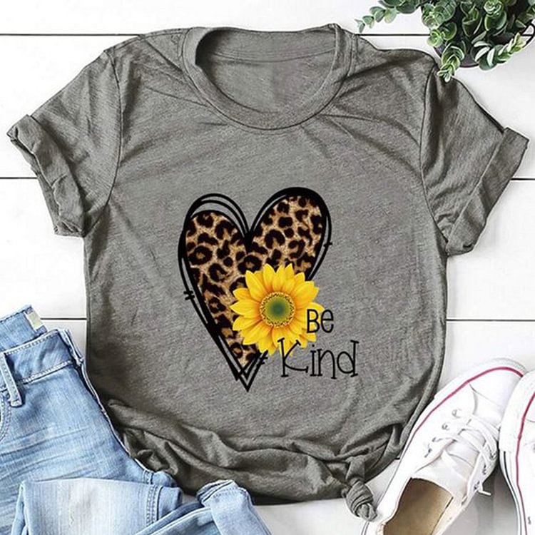 BrosWear Women's Daisy Leopard Heart Print Short Sleeve Crewneck T-Shirt