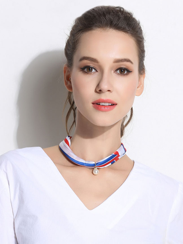 Foulard en soie style collier décoration de perles blanc bleu et rouge-Soieplus