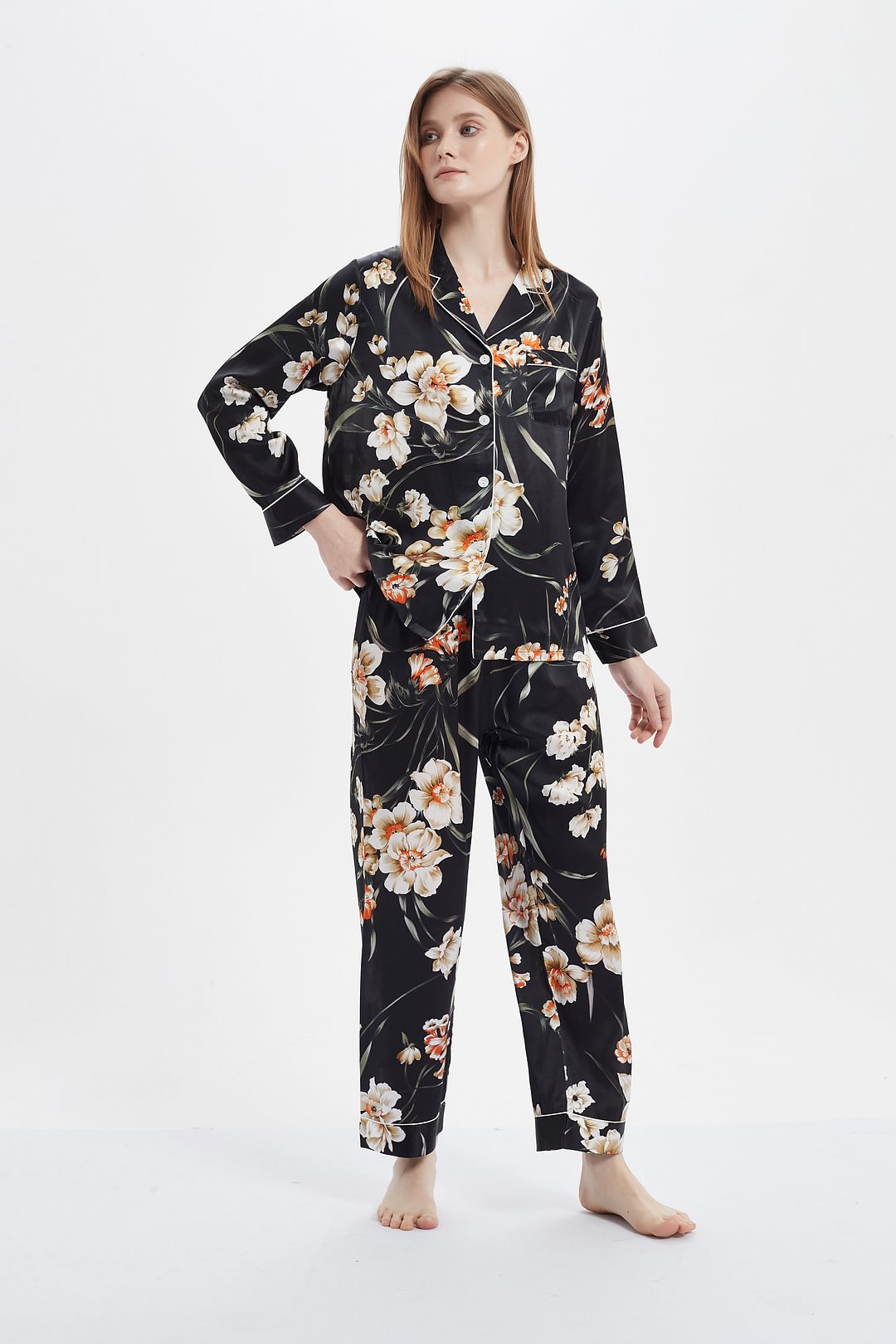 22 MOMME Pyjama en soie noir imprimé fleuri 1