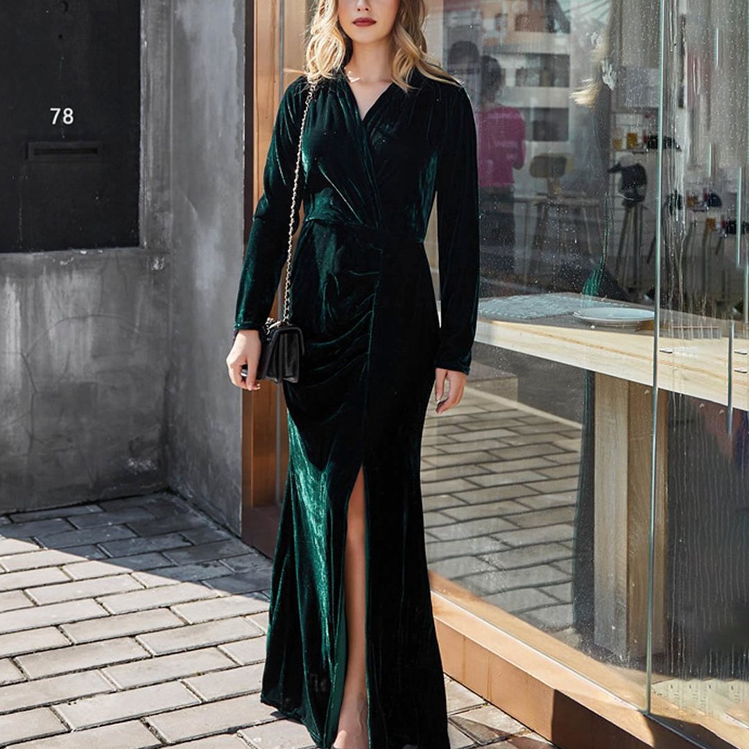 Elegant velvet loose-fitting long-sleeved dress