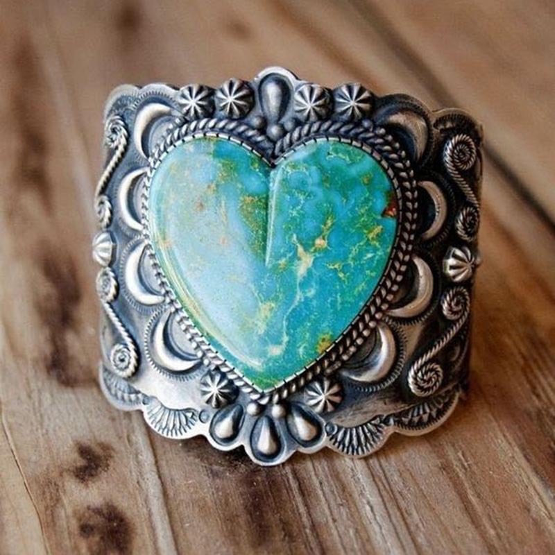 Green heart-shaped retro ring