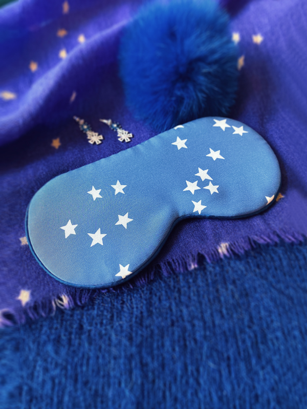 Masque de nuit en soie bleue imprimée étoiles blanches-Soieplus