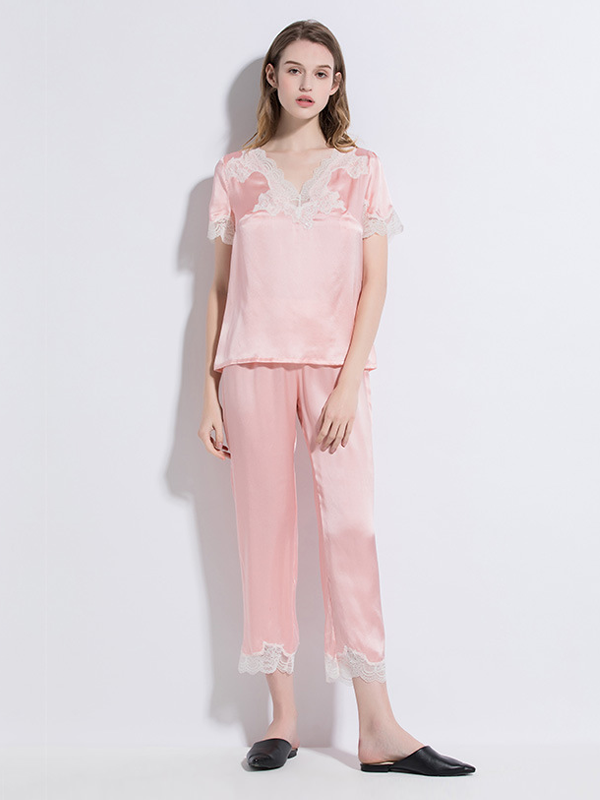 22 MOMME Pyjama en soie manches courtes rose à col v détail dentelle 1
