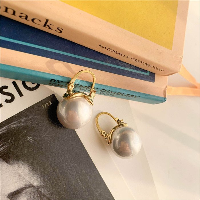 Round pearl earrings | Delicate little pearls
