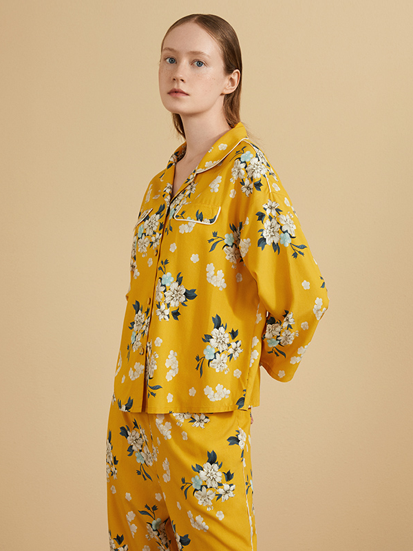 25 MOMME Pyjama en soie jaune motif fantaisie 1