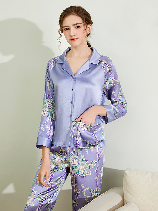 19 MOMME Pyjama en soie bleu royale imprimé fleur de vigne col cranté  1