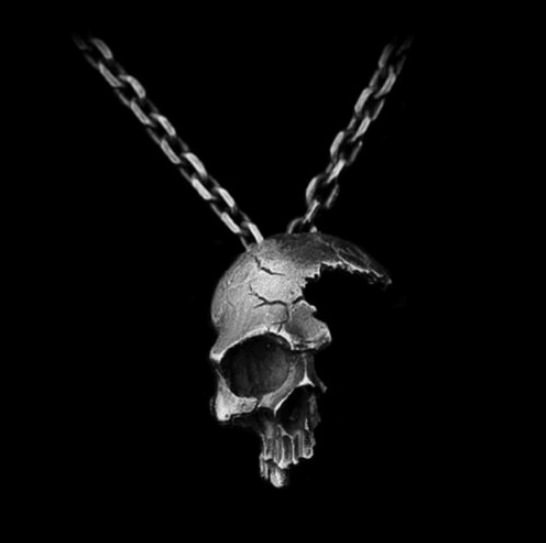 Mingcheng Explosive European And American Retro Half-face Skull Necklace Men's Imitation 925 Silver Skull Pendant Gothic Jewelry / Techwear Club / Techwear