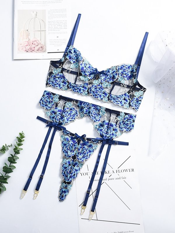 Plus Floral Embroidery Lingerie Set-Icossi
